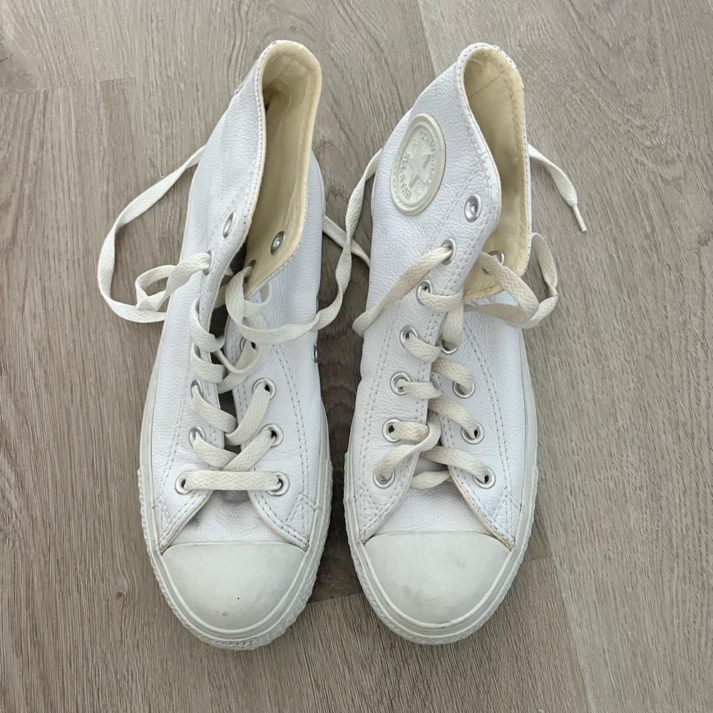 White high top converse, great pre used condition WOMANS SIZE 8